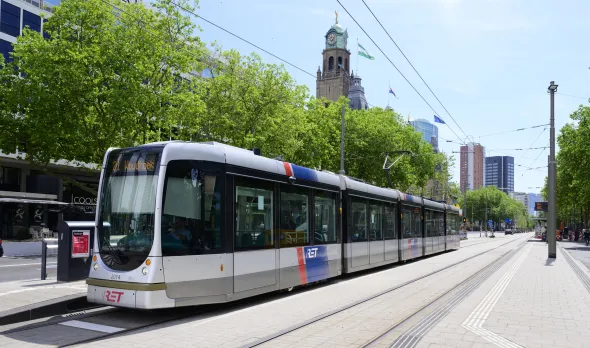 RET tram rijdt over de Coolsingel in Rotterdam