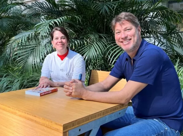 Sander de Kramer en tropenarts Mariana de Mendonça Melo